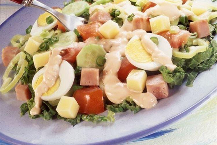 Salade avec saucisse, œufs et fromage à la crème