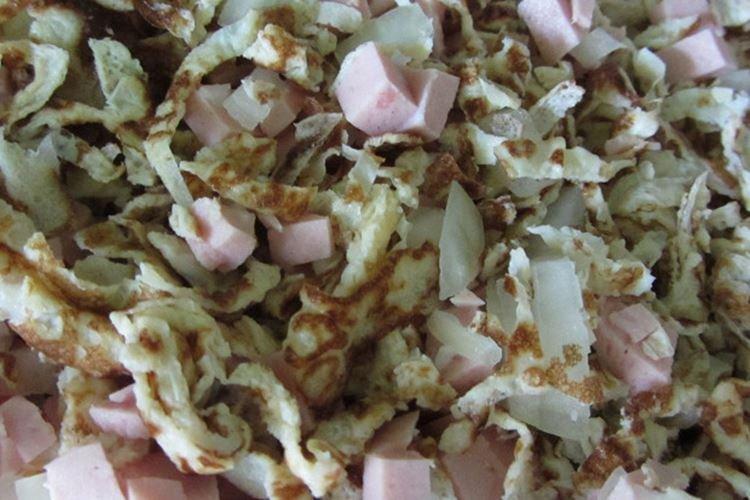 Salade aux saucisses et crêpes aux œufs