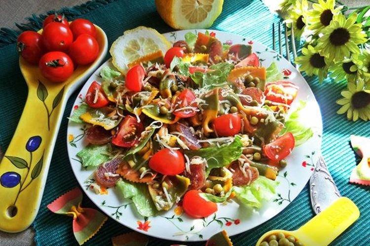 Salade de saucisses, pâtes et légumes