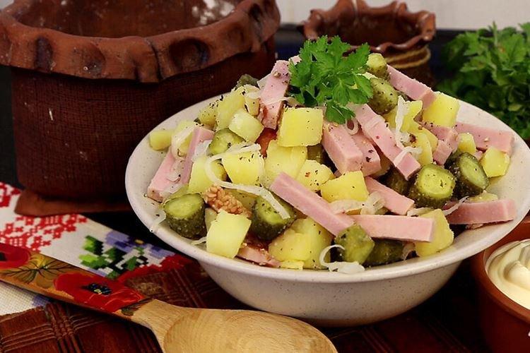 Salade de saucisses bouillies et jambon