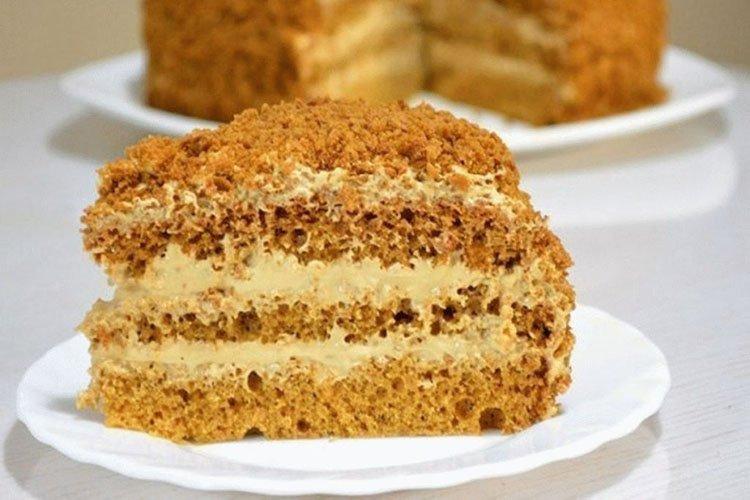 Crème sure aux amandes