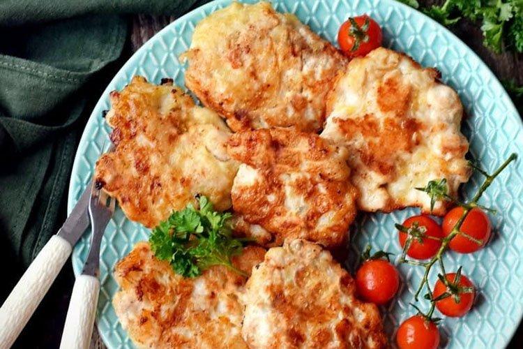 Filet de poulet mariné et escalopes d'oignons