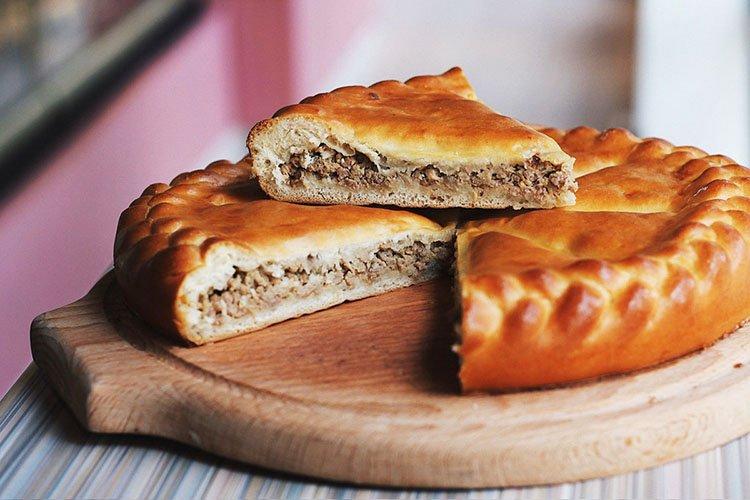 Tarte à la levure avec de la viande