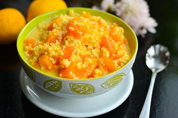 Bouillie de maïs avec citrouille et pomme