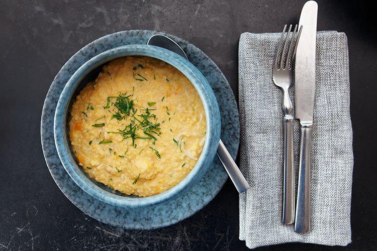Bouillie de semoule de maïs avec du fromage fondu