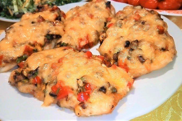 Côtelettes de poulet à l'oeuf et sauce tomate