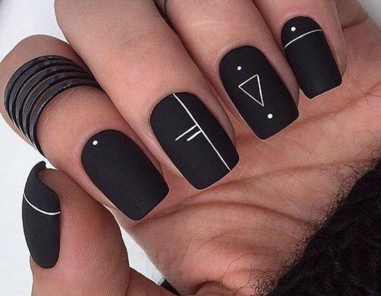 Manucure noir mat