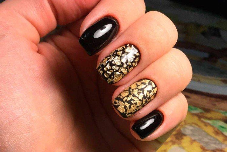 Manucure noire avec de l'or
