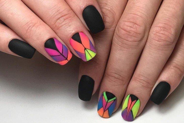 Manucure noire aux couleurs vives