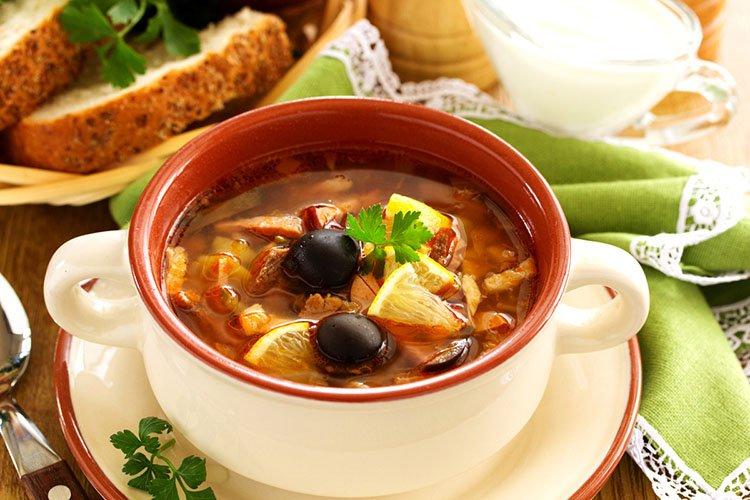 Solyanka avec de la charcuterie et de la choucroute