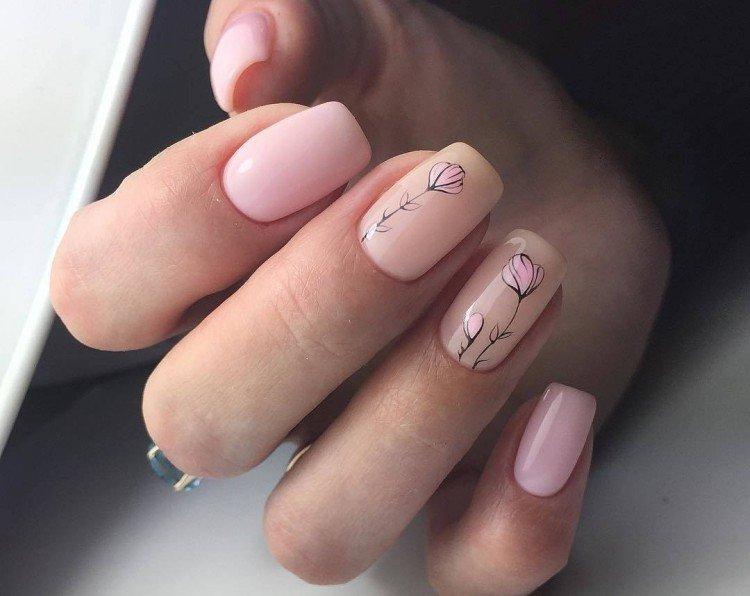 Manucure nue aux couleurs pastel