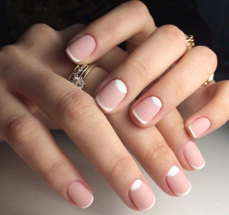 Veste nude classique et manucure lunaire