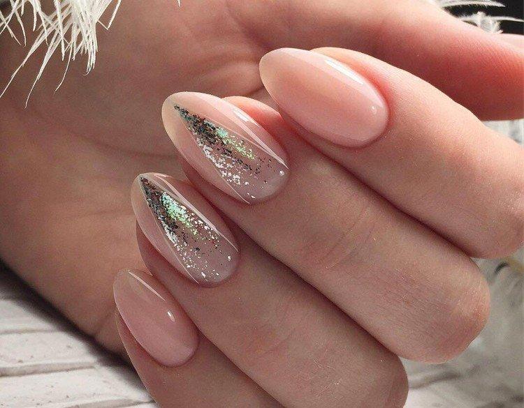 Manucure nue avec des paillettes