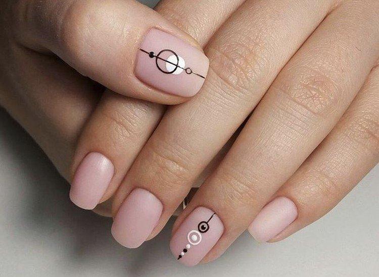 Manucure nue avec géométrie