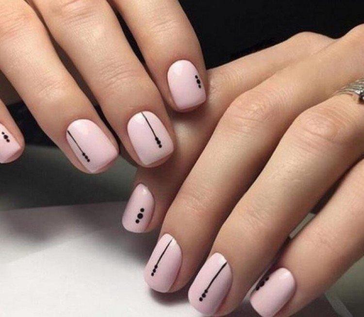 Manucure nue avec géométrie