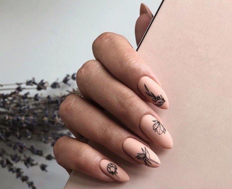 Manucure nue avec du noir