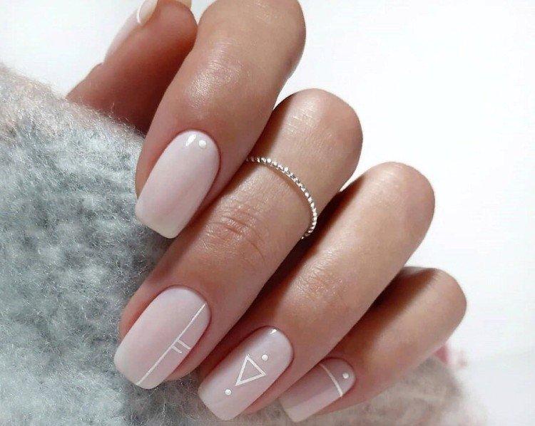 Manucure nue avec du blanc