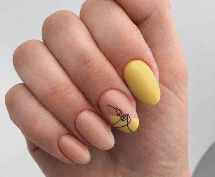 Manucure nue avec du jaune