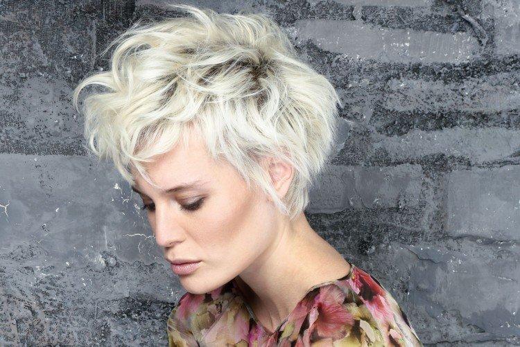 Coupe de cheveux Pixie pour les boucles - mythe ou réalité