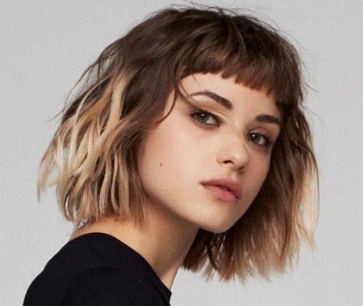 Coupes de cheveux à la mode avec une frange courte pour les amateurs d'expériences