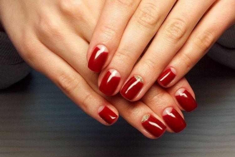 Manucure française rouge et lune