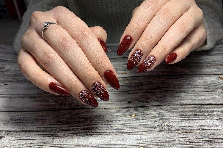 Manucure à paillettes rouges