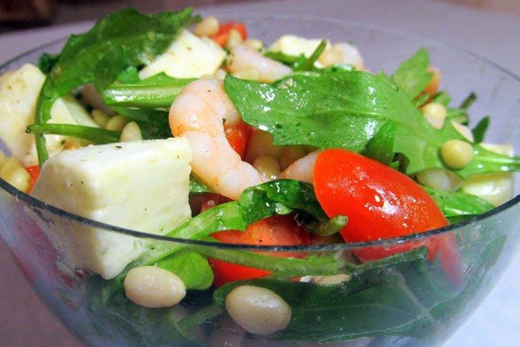 Salade vitaminée aux crevettes et pignons de pin