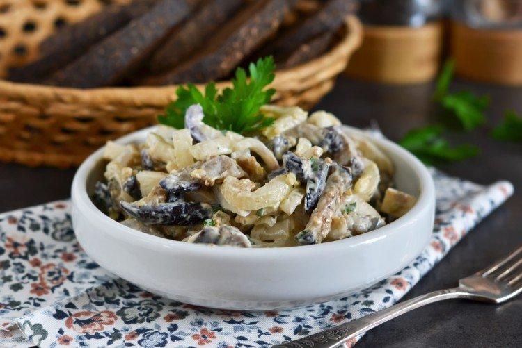 Salade de poisson au four avec champignons et noix