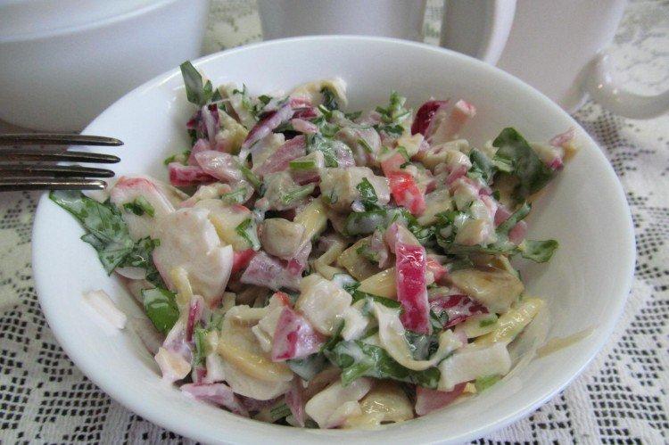 Salade de champignons avec bâtonnets de crabe frits