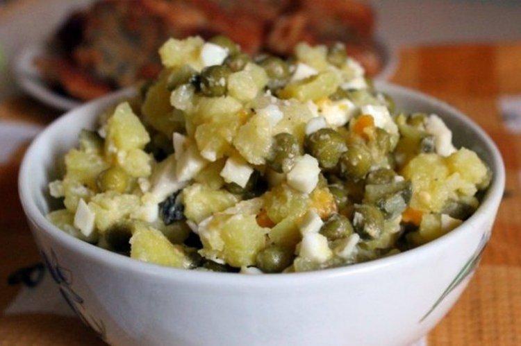 Salade de pommes de terre, oeufs et pois verts