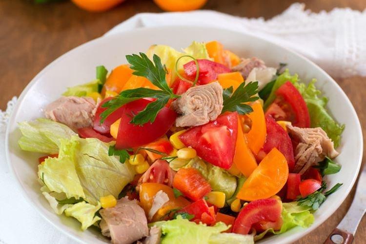 Salade multicolore au thon et tomates