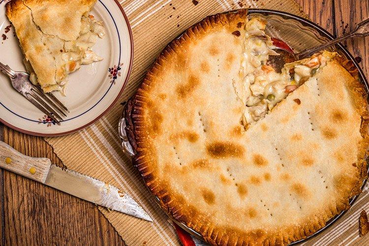 Poulet à la levure avec poulet et pommes de terre