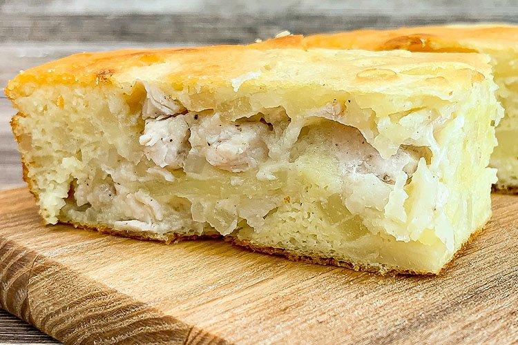 Kurnik sur crème sure avec pommes de terre et poulet