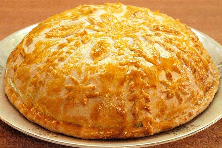 Kurnik avec filet de poulet, pommes de terre et potiron