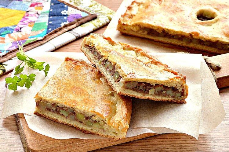 Poulet en gelée avec poulet, pommes de terre et oignons