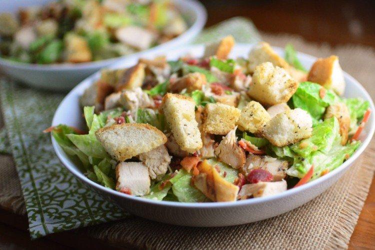 Salade césar au filet de poulet fumé