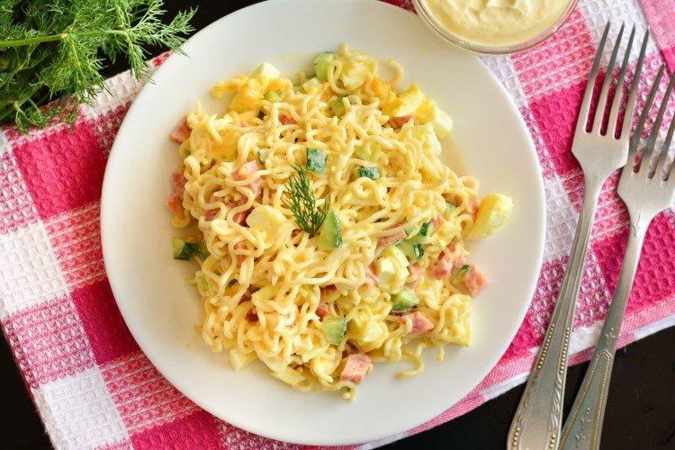 Salade de nouilles et poulet fumé