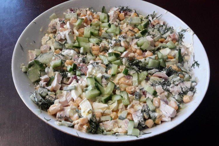 Salade de poulet fumé, concombre et maïs
