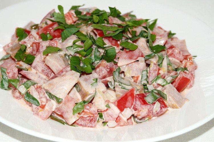 Salade de poulet fumé et tomates