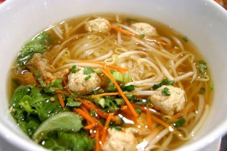 Soupe aux nouilles et boulettes de viande