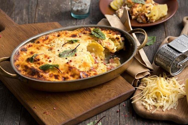 Casserole de pommes de terre au fromage et à la poitrine