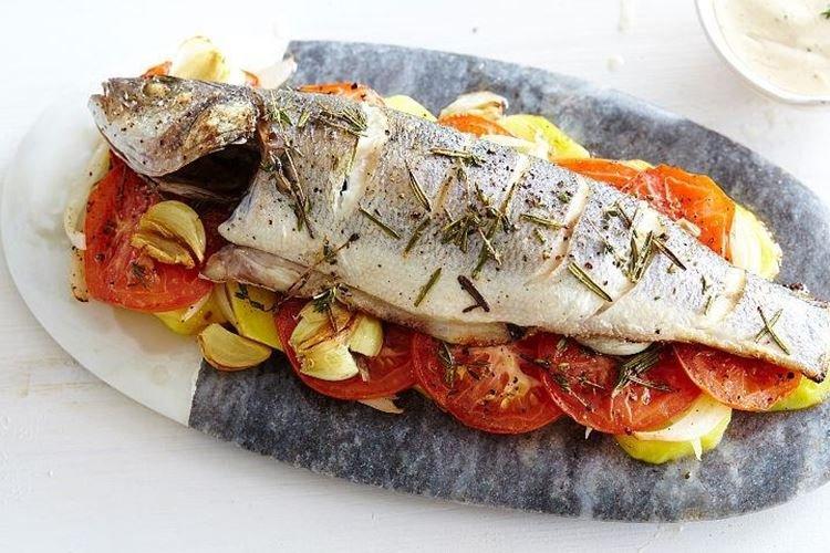 Poisson aux herbes sur coussin végétal