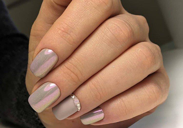 Manucure beige avec frotter