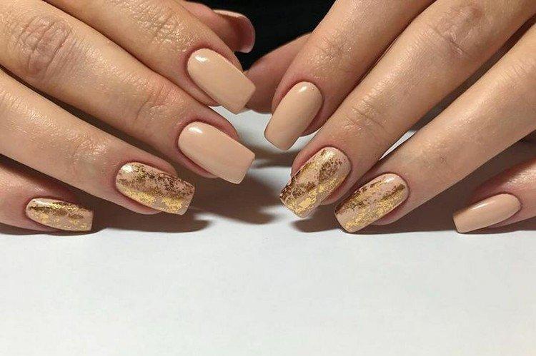 Manucure beige avec de l'or