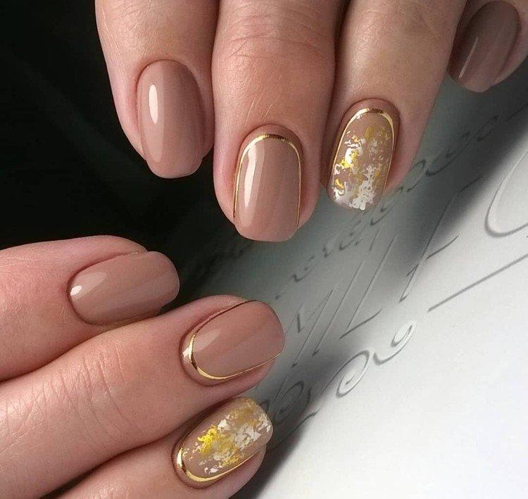 Manucure beige avec de l'or
