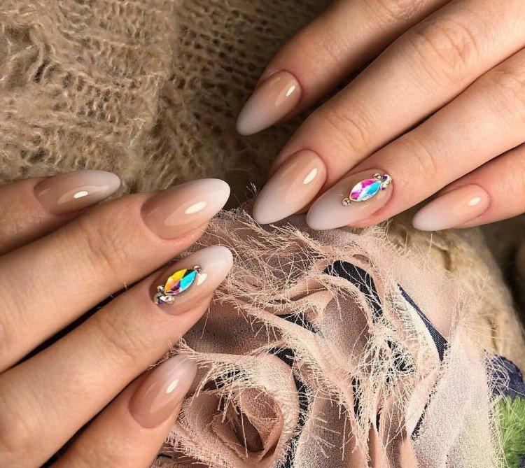 Manucure beige - photos et idées