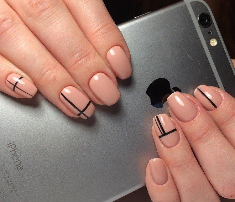 Manucure beige avec des couleurs sombres