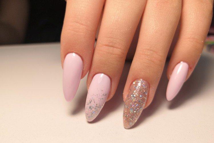 Manucure pailletée rose