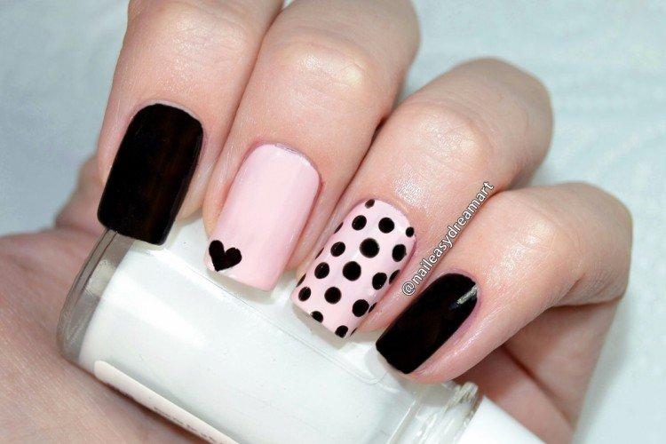 Manucure rose avec du noir