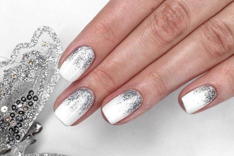 Manucure à paillettes blanches